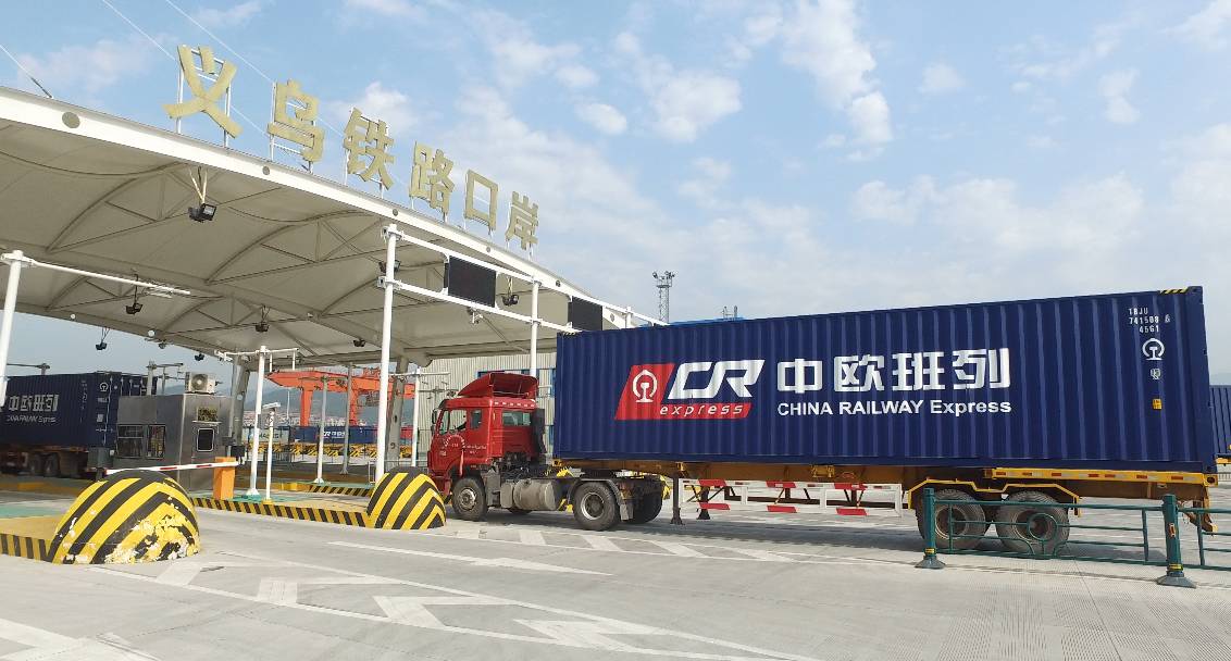 绿洲前主唱：混蛋欧足联 来亲我的蓝色屁股吧！_milan米兰